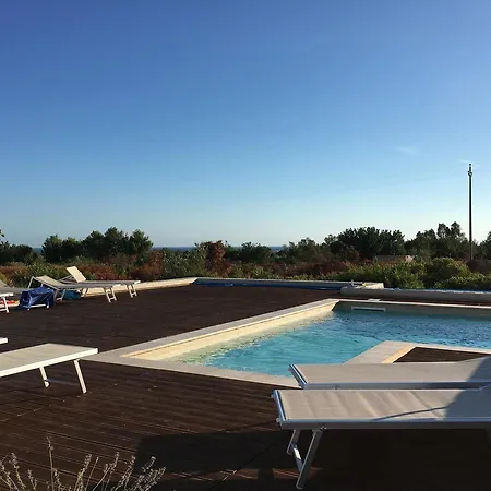 فيلة Pietra Pool