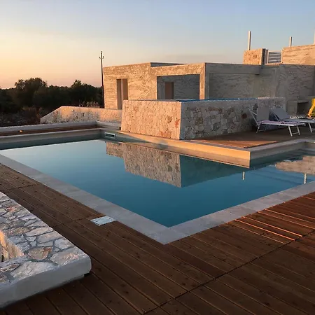 Pietra Pool فيلة