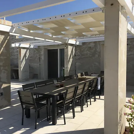 فيلة Pietra Pool Felline