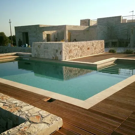 فيلة Pietra Pool Felline