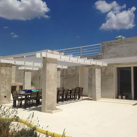 Pietra Pool فيلة