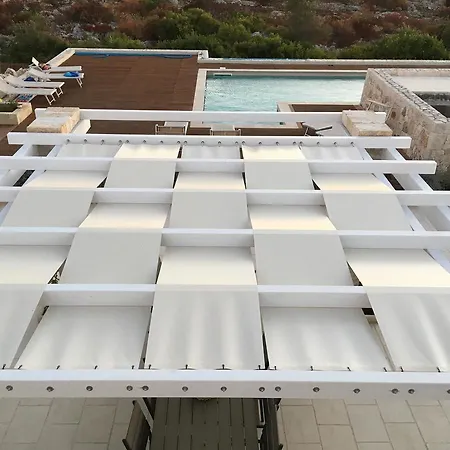 فيلة Pietra Pool